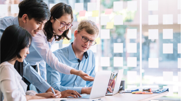 チームメンバーと連携候補先について話し合うイメージ写真